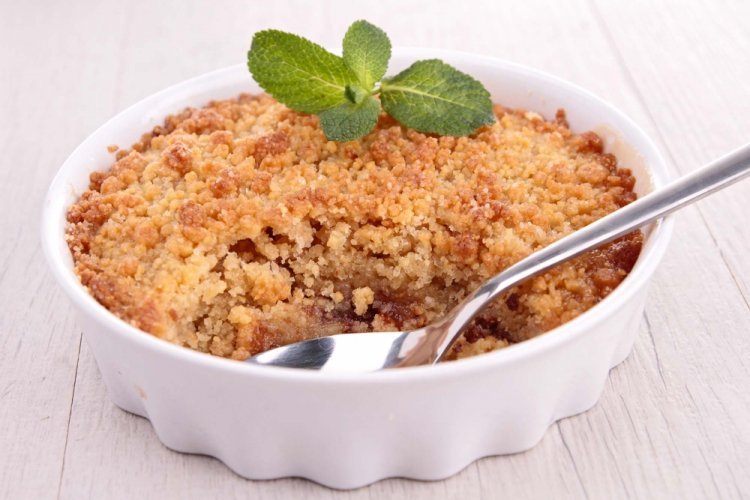 Crumble mit weißer Johannisbeere