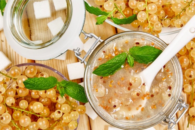 Fünf-Minuten-Marmelade aus weißer Johannisbeere