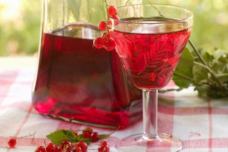 Likör aus weißer und roter Johannisbeere mit Wodka