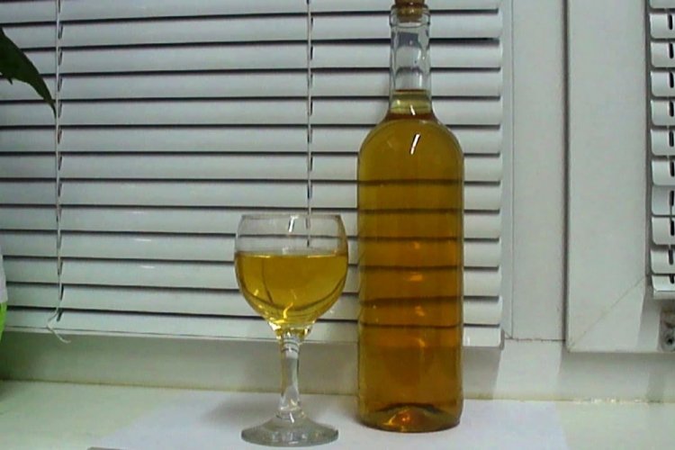 Wein aus weißer Johannisbeere