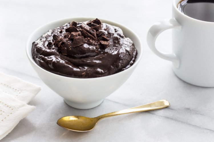 Schokoladenpudding mit weißer Johannisbeere