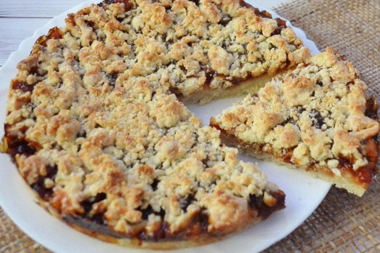 Pastel rallado de Cuaresma con mermelada