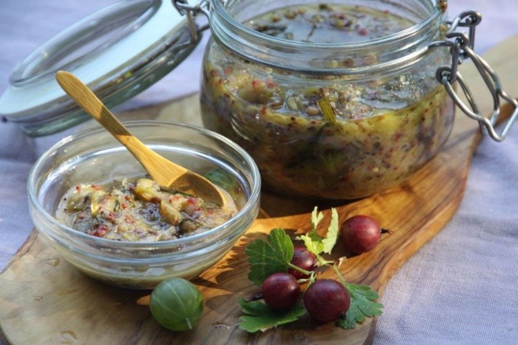 Gooseberry Chutney with Chili and Onion
