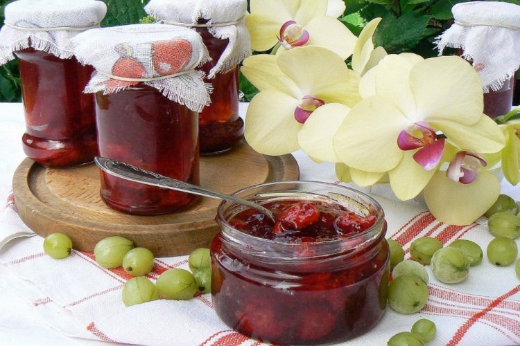 Gooseberries in Cherry Juice