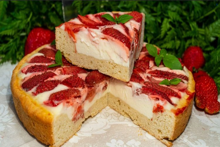 Pastel de fresa con relleno de requesón