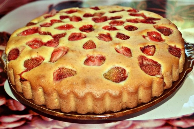 Pastel de fresa con leche agria