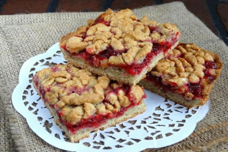 Pastel rallado con fresas y crema agria