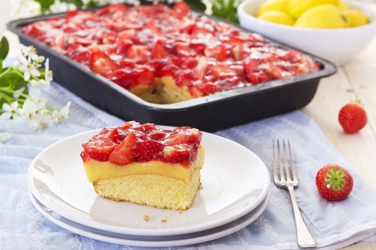 Pastel de fresa con capa de crema pastelera