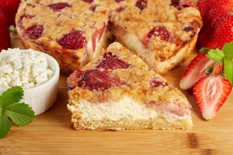 Pastel de masa quebrada con requesón y fresas