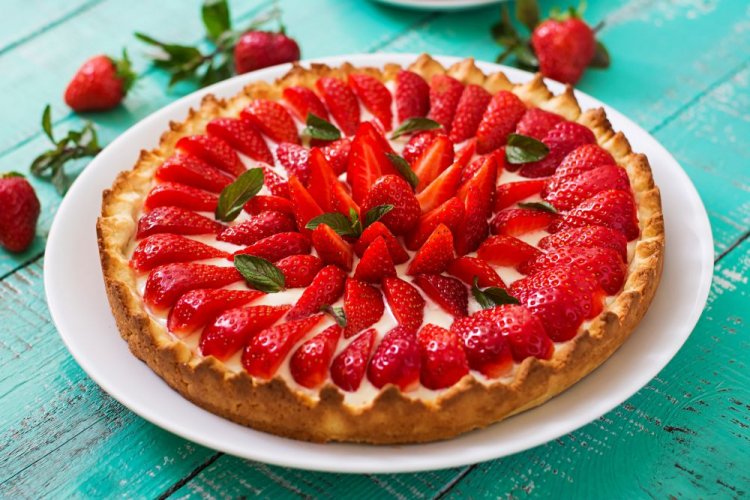 Pastel de fresa con cobertura de crema agria