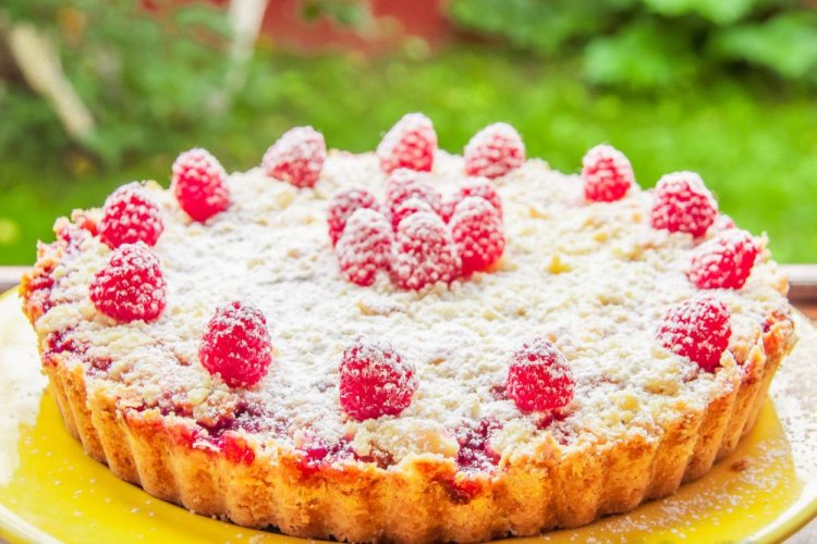 Sour Cream Pie with Raspberries and Streusel Topping