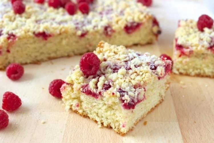 Sponge Cake with Raspberries and Crumb Topping