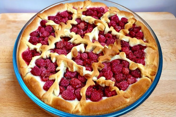 Yeast and Sour Cream Pie with Raspberries