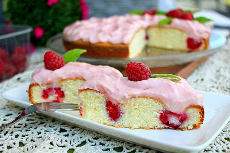 Sponge Cake with Raspberries and Pink Cream