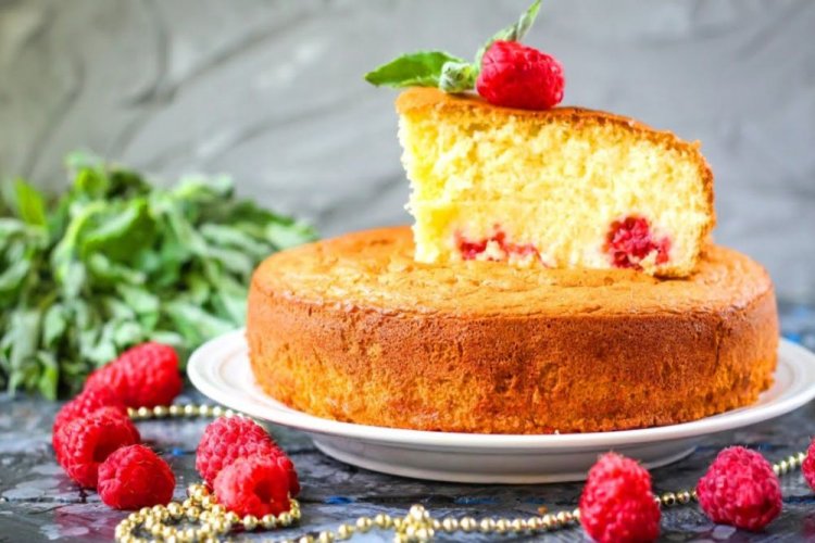 Boiling Water Sponge Cake with Raspberries