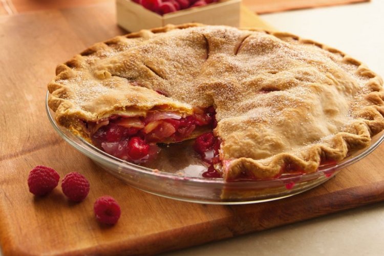Closed Shortcrust Pie with Raspberries and Apples