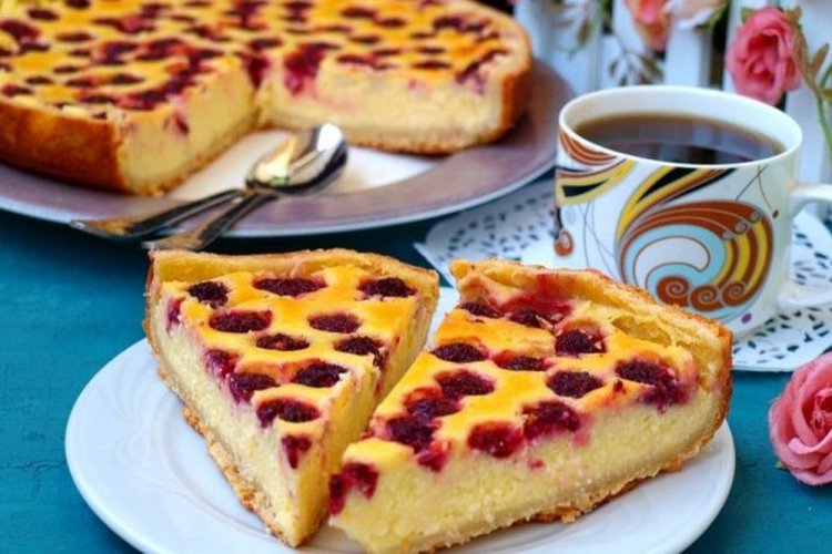 Puff Pastry Pie with Cottage Cheese, Sour Cream Filling, and Raspberries