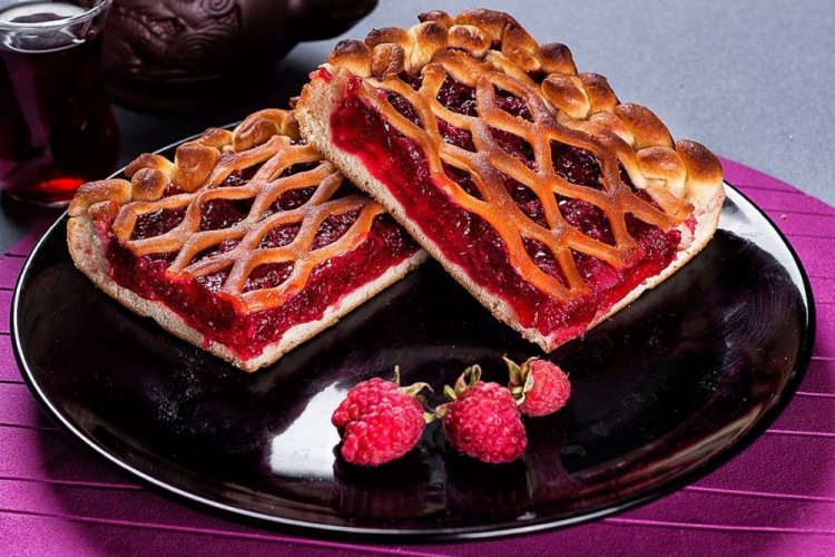 Yeast Pie with Milk and Raspberries