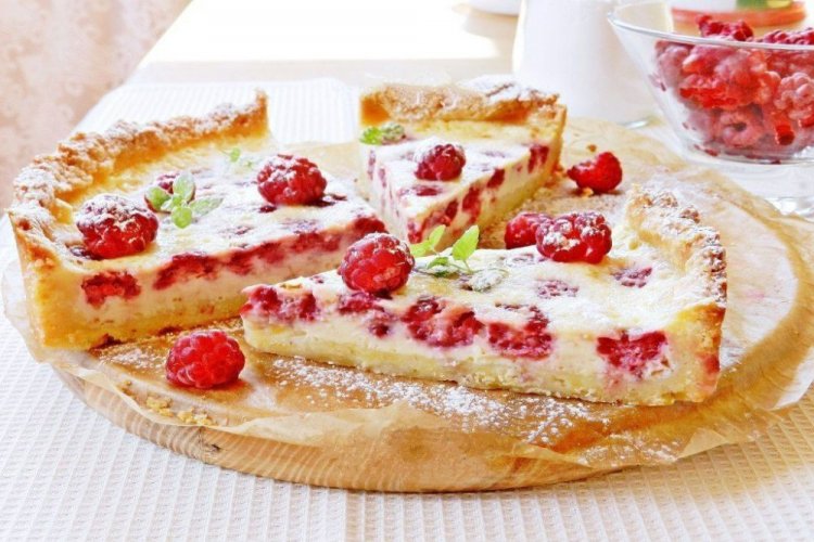 Shortcrust Pie with Cottage Cheese, Sour Cream, and Raspberry Filling