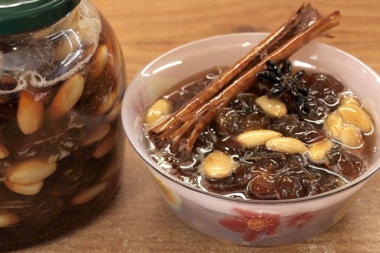 Traubenmarmelade mit Mandeln für den Winter