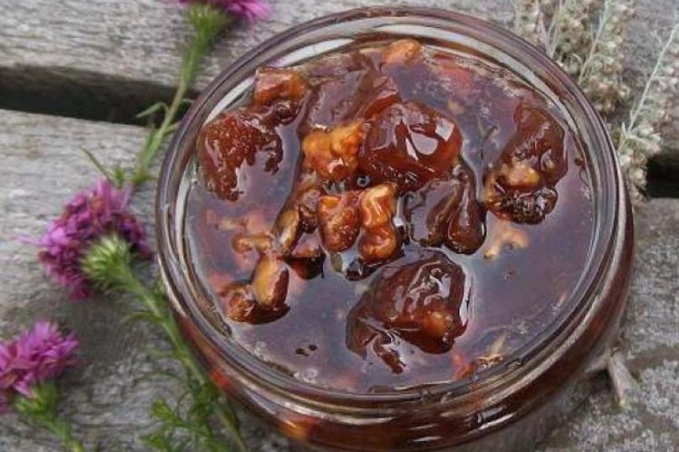 Traubenmarmelade mit Walnüssen für den Winter