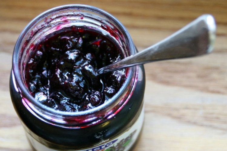 Blackcurrant Confiture with Whole Berries