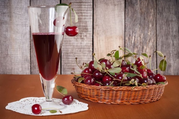 Licor de cereza con cáscaras de limón