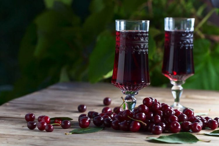 Licor de cereza con vino y canela