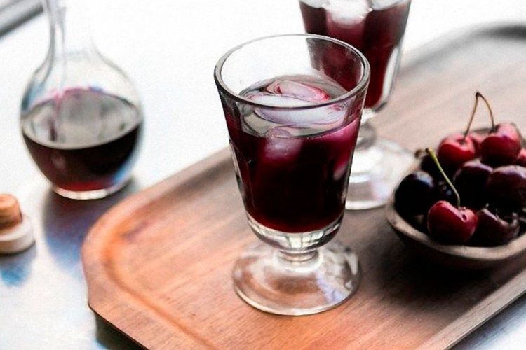 Licor de cereza con ácido cítrico y alcohol