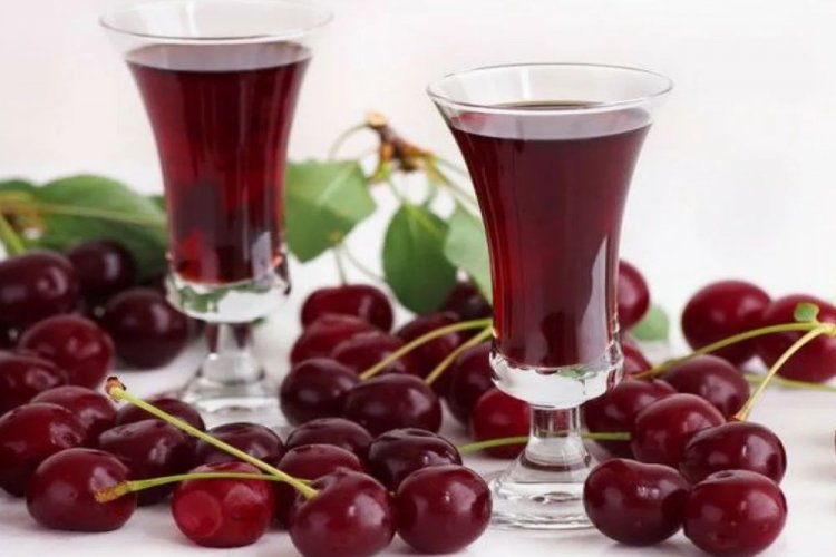 Licor de cereza con huesos
