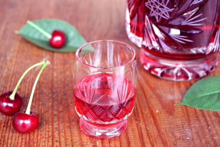 Licor con hojas de cereza