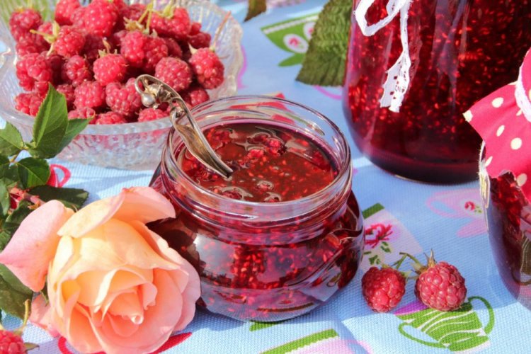 Himbeeren mit Zucker und Zimt ohne Kochen