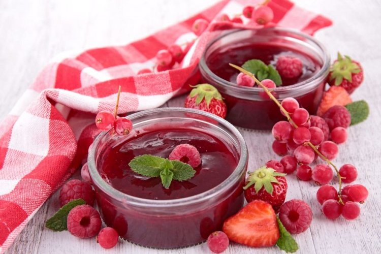 Rohe Marmelade aus Erdbeeren, Himbeeren und roten Johannisbeeren