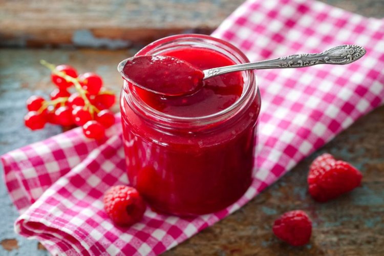 Himbeeren mit roten Johannisbeeren und Zucker