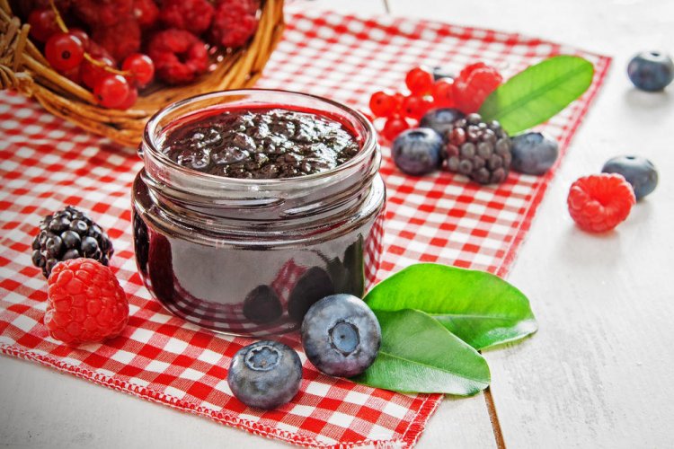 Rohe Marmelade aus Himbeeren, Heidelbeeren, Brombeeren und roten Johannisbeeren