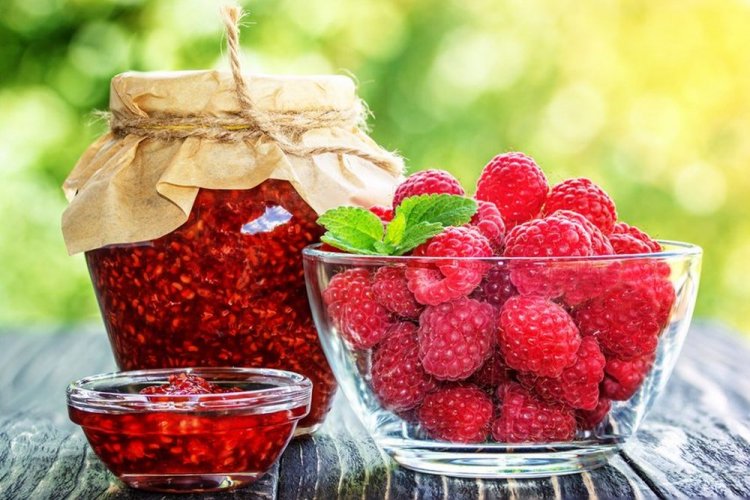 Himbeeren mit Zucker und Vanille für den Winter