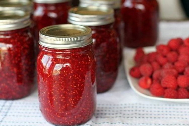 Himbeeren mit Zitrone und Zucker ohne Kochen