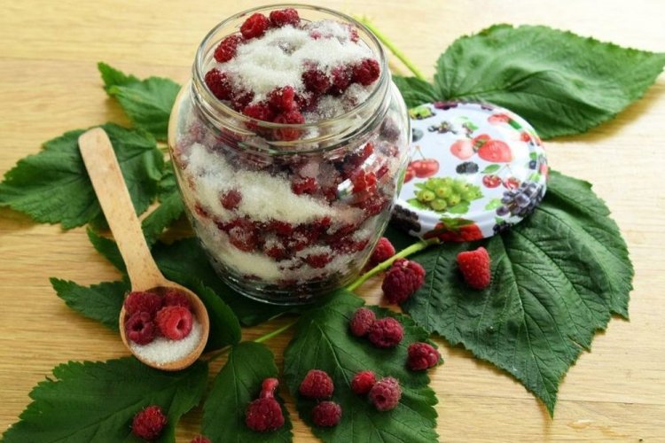 Ganze Himbeeren mit Zucker
