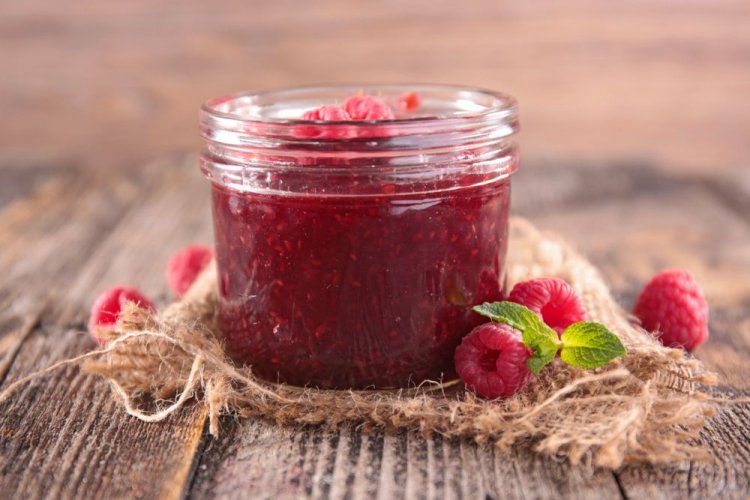 Himbeeren mit Zucker und Honig ohne Kochen