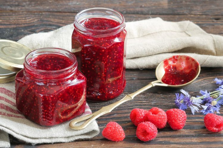 Rohe Himbeermarmelade mit Ingwer und Zucker