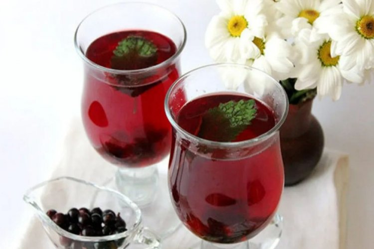 Blackcurrant Liqueur with Lemon Balm