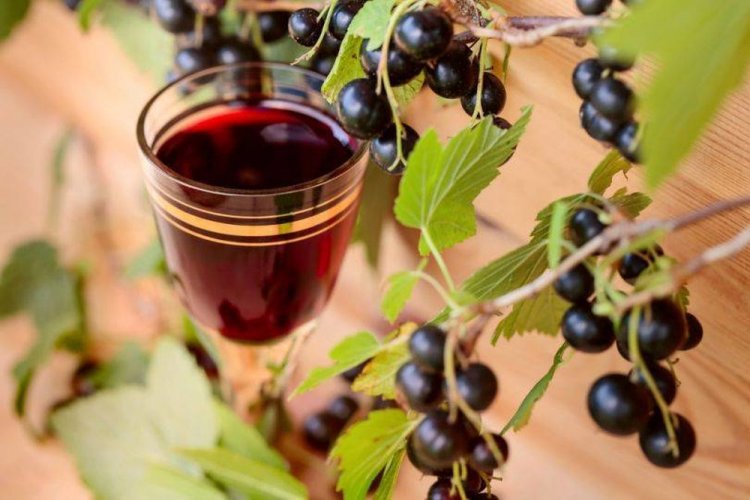 Blackcurrant Liqueur with Lemon