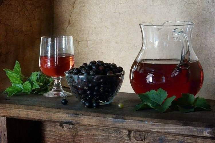 Blackcurrant Liqueur with Cardamom and Lemon Zest