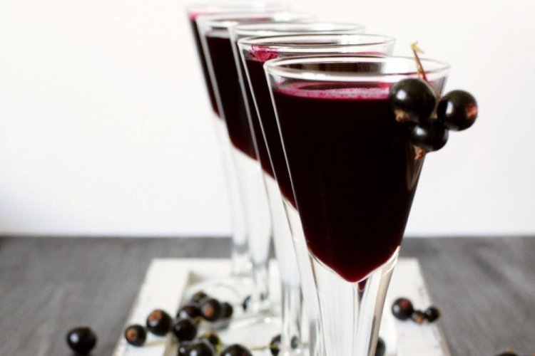 Blackcurrant Liqueur with Cherry Wine