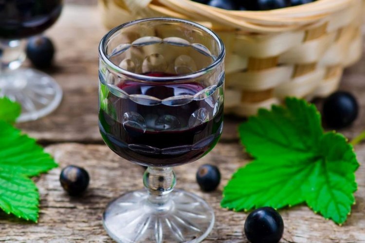 Blackcurrant Liqueur with Spices