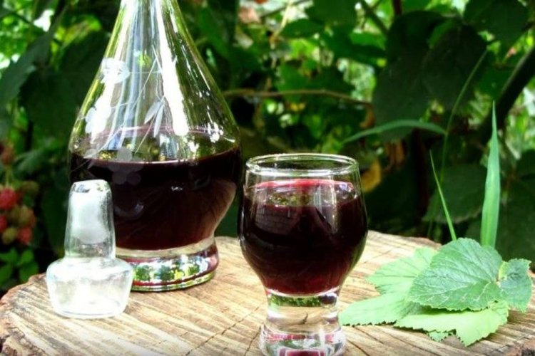 Liqueur with Blackcurrant Berries and Leaves