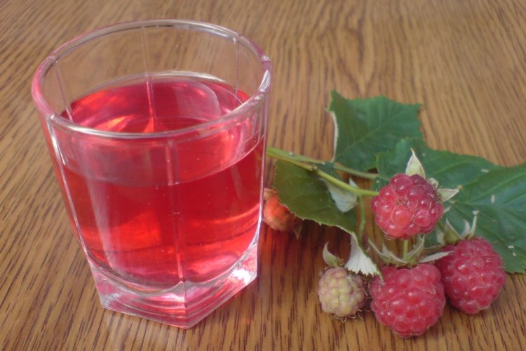Sugar-Free Raspberry Liqueur with Vodka