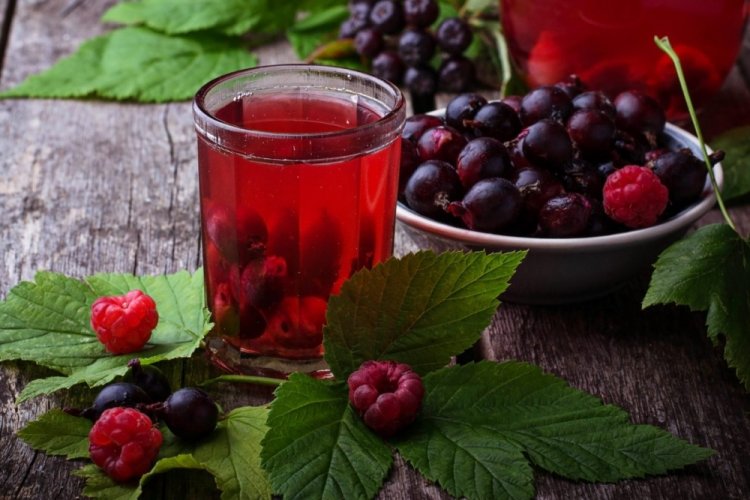 Blackcurrant Mors with Raspberries