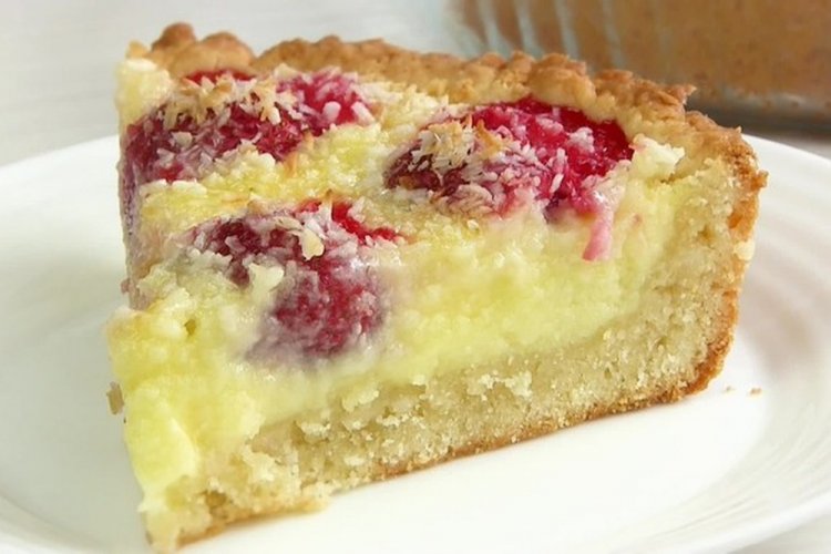 Tarta de frambuesa con cobertura de crema agria