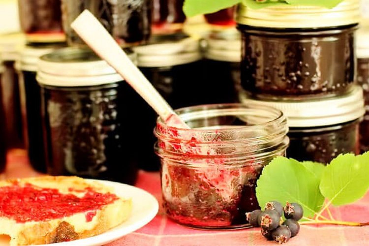 Saskatoon Berries, Mashed with Sugar (No Cooking)